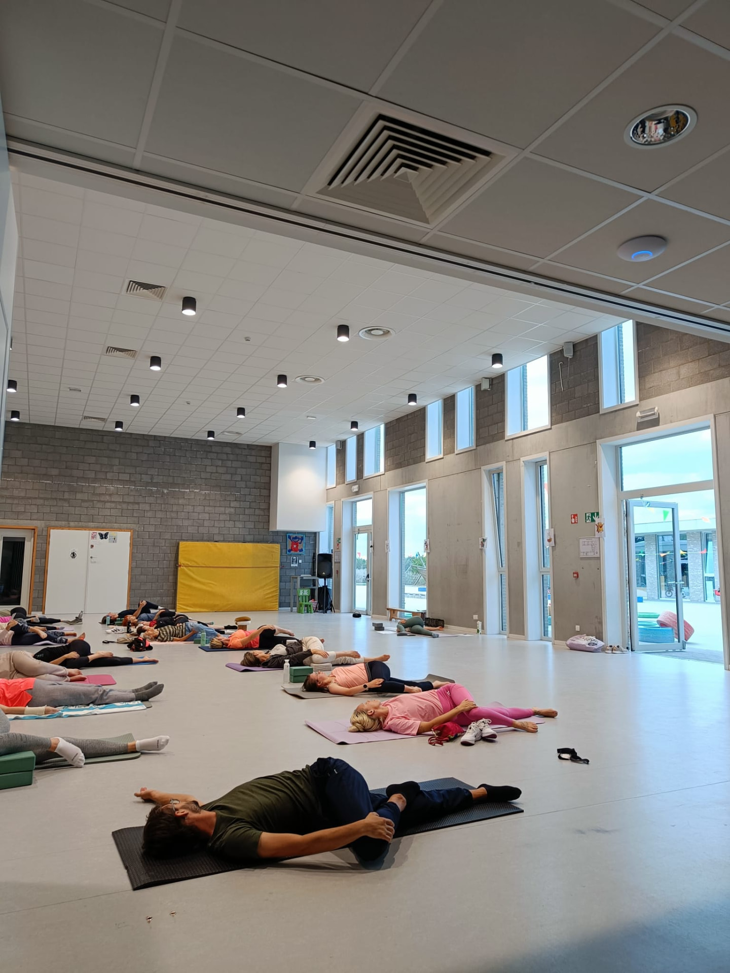 Groepsles yoga in de zaal van studio bon dia in Izegem, nabij Roeselare