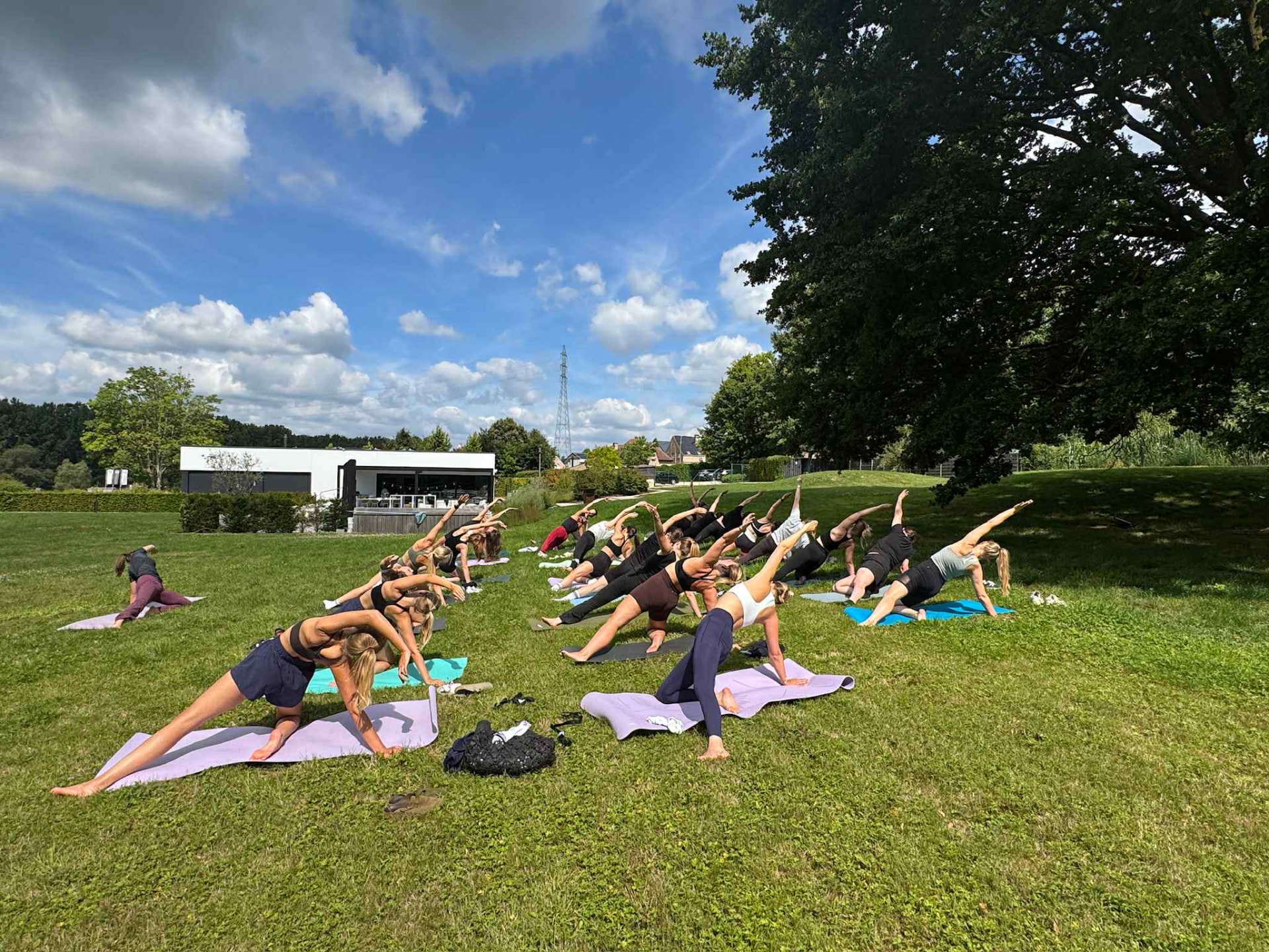 Groepsles yoga met deelnemers van studio bon dia in Izegem